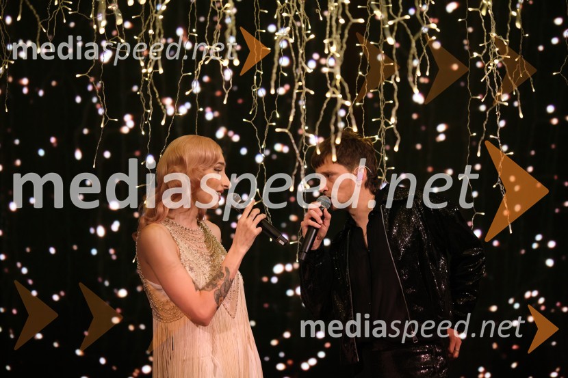  Sara Briški Cirman - Raiven, pevka, harfistka;  Gregor  Strasbergar, glasbena skupina MRFYMesec italijanske mode v Galeriji Emporium