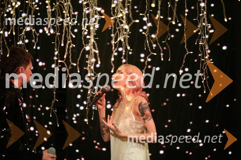  Sara Briški Cirman - Raiven, pevka, harfistkaMesec italijanske mode v Galeriji Emporium