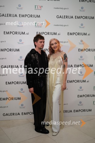  Gregor  Strasbergar, glasbena skupina MRFY;  Sara Briški Cirman - Raiven, pevka, harfistkaMesec italijanske mode v Galeriji Emporium