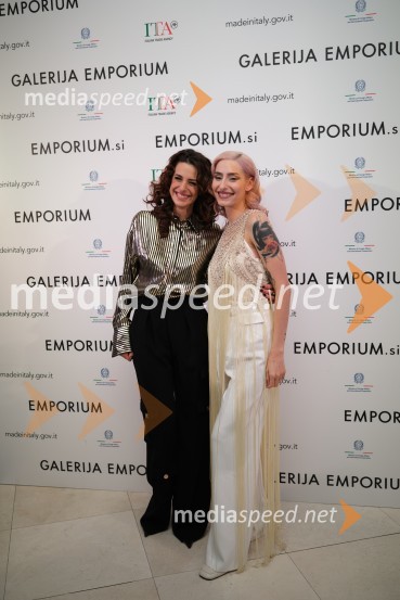  ... ;  Sara Briški Cirman - Raiven, pevka, harfistkaMesec italijanske mode v Galeriji Emporium