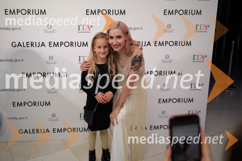  ... ;  Sara Briški Cirman - Raiven, pevka, harfistkaMesec italijanske mode v Galeriji Emporium