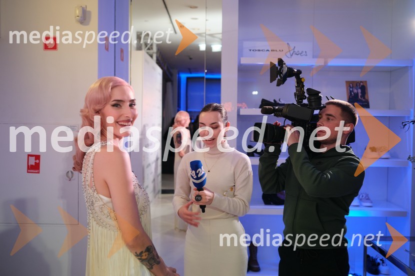  Sara Briški Cirman - Raiven, pevka, harfistka;  ... ;  ... Mesec italijanske mode v Galeriji Emporium