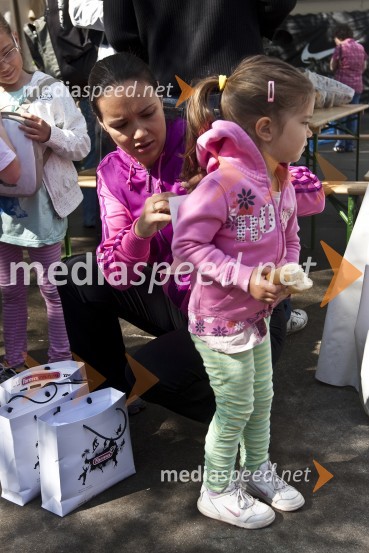 Alenka Košir, žena Jureta Koširja s hčerko AnikoFormaraton, dobrodelni tek