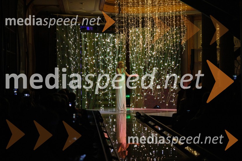  Sara Briški Cirman - Raiven, pevka, harfistkaMesec italijanske mode v Galeriji Emporium