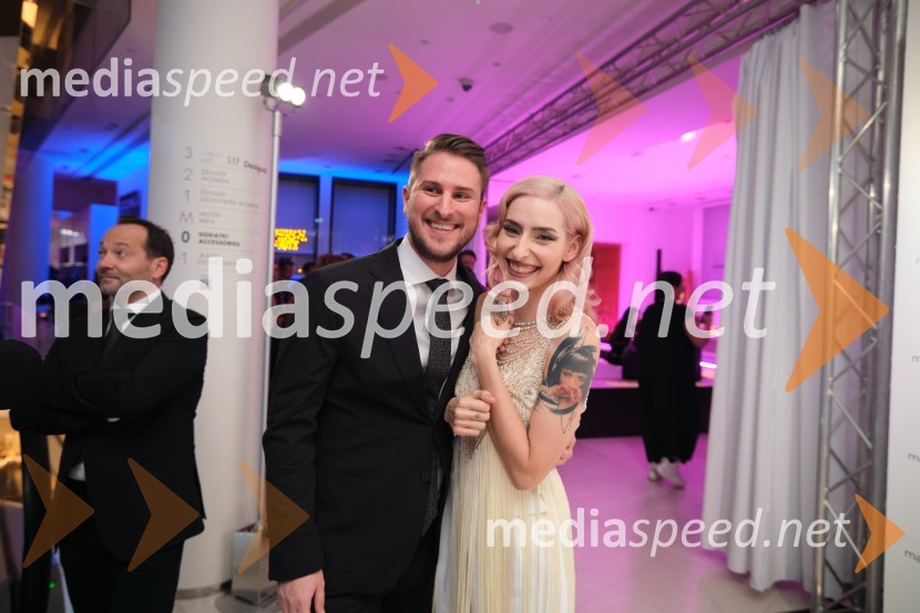  Gregor Ravnik, pevec;  Sara Briški Cirman - Raiven, pevka, harfistkaMesec italijanske mode v Galeriji Emporium