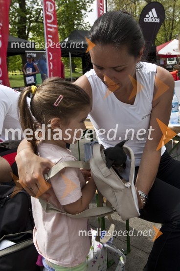 Alenka Košir, žena Jureta Koširja s hčerko AnikoFormaraton, dobrodelni tek