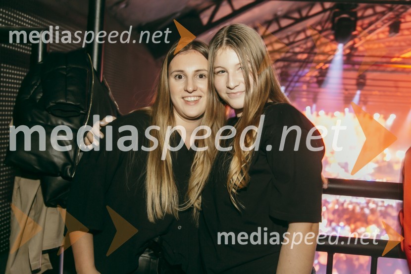  Katarina Knez;  ... Koncert Žana Serčiča v Cvetličarni