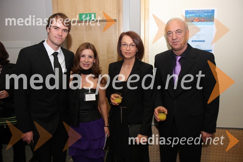 Jana Ujčič, novinarka in voditeljica RTS in spremljevalec Gregor Klobasa, Mirjana Koren, direktorica Pokrajinskega muzeja Maribor in Janez Ujčič, generalni direktor RTS in mestni svetnik MOM  	 
	Ustanovitev Rotary Kluba Maribor Lent