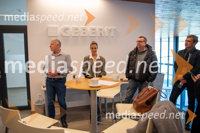  Hubert Sabati, vodja prodaje Geberit Slovenija d.o.o.;  Ula  Furlan, igralka, voditeljica, vodja stikov z javnostmi Kina Šiška;  ... ;  Miran Medved, direktor, Geberit za regijo AdriaticOdprtje novega zvočnega laboratorija družbe Geberit