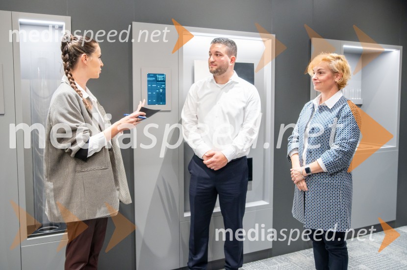  Ula  Furlan, igralka, voditeljica, vodja stikov z javnostmi Kina Šiška;  ... ;  Janja Merše, arhitektka, GeberitOdprtje novega zvočnega laboratorija družbe Geberit