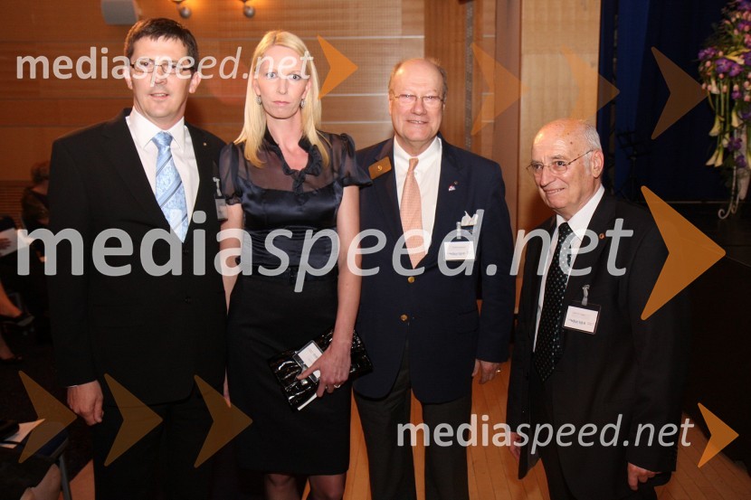 Božidar Novak, partner in svetovalec v komunikacijski skupini SPEM ter njegova soproga,&nbsp; pomočnica ravnateljice OŠ Angela Besednjaka, Robert Nemling, guverner Rotary distrikta 1910 in dr. Stanko OjnikUstanovitev Rotary Kluba Maribor Lent