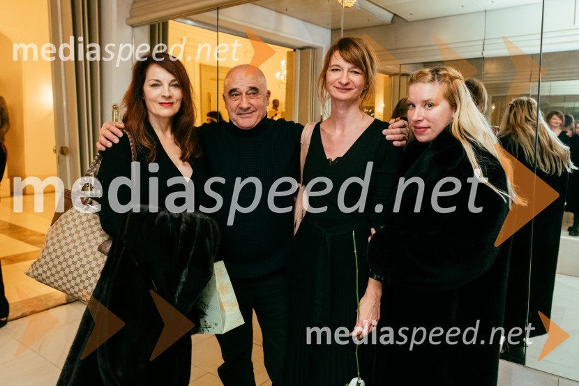  Aleksandra Saša Broz, režiserka, vnukinja Josipa Broz Tita;  Peter Boštjančič, igralec;  Maja Borin, dramaturginja;  Sara HaasPremiera Prometej: ena lepa apokalipsa v SNG Maribor