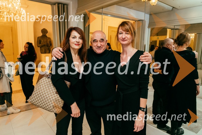  Aleksandra Saša Broz, režiserka, vnukinja Josipa Broz Tita;  Peter Boštjančič, igralec;  Maja Borin, dramaturginjaPremiera Prometej: ena lepa apokalipsa v SNG Maribor