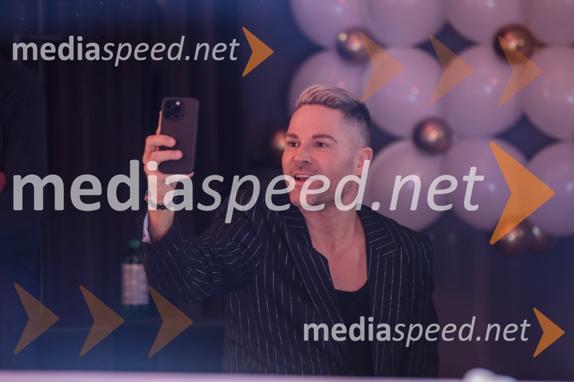  Sebastian Podgornik, pevec in plesalecPoglej in zadeni, 30 let kasneje