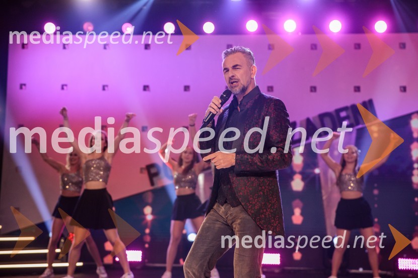  Sandi Cenov, pevecPoglej in zadeni, 30 let kasneje