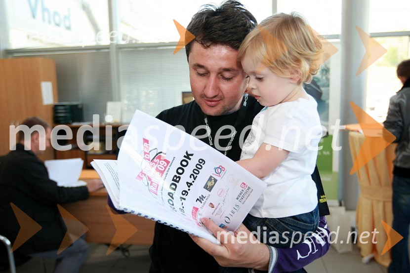 Rafael Kos, direktor podjetja Sarini d.o.o. in hčerka AnaSrečanje članov Porsche klub Slovenija