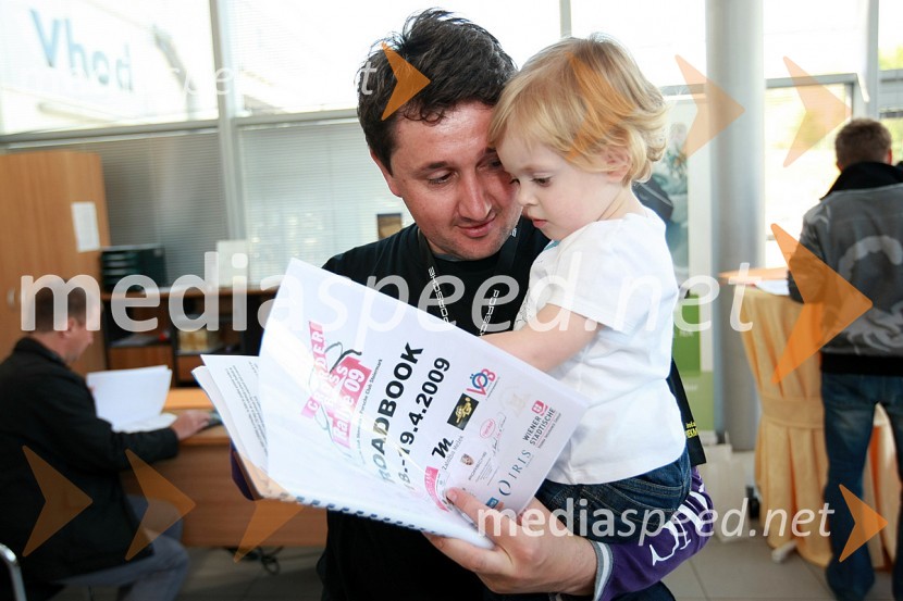 Rafael Kos, direktor podjetja Sarini d.o.o. in hčerka AnaSrečanje članov Porsche klub Slovenija