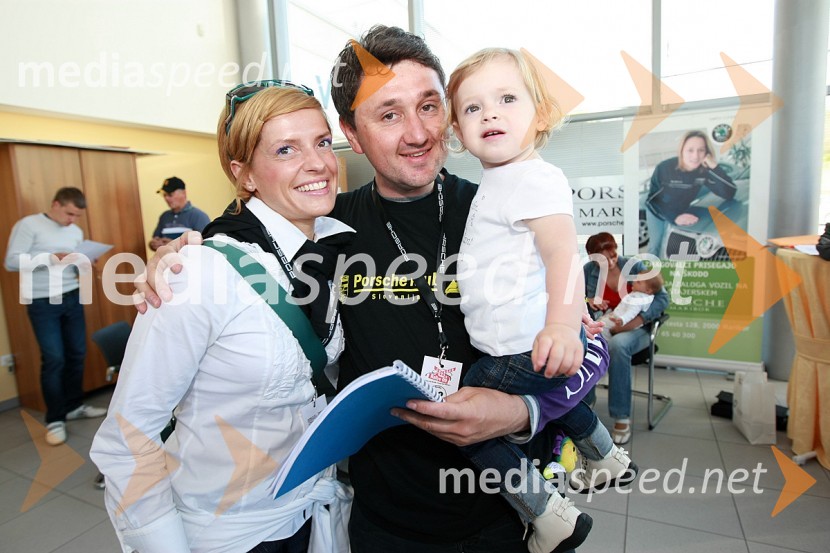 Rafael Kos, direktor podjetja Sarini d.o.o., žena Mateja in hčerka AnaSrečanje članov Porsche klub Slovenija