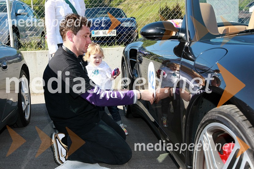 Rafael Kos, direktor podjetja Sarini d.o.o. in hčerka AnaSrečanje članov Porsche klub Slovenija