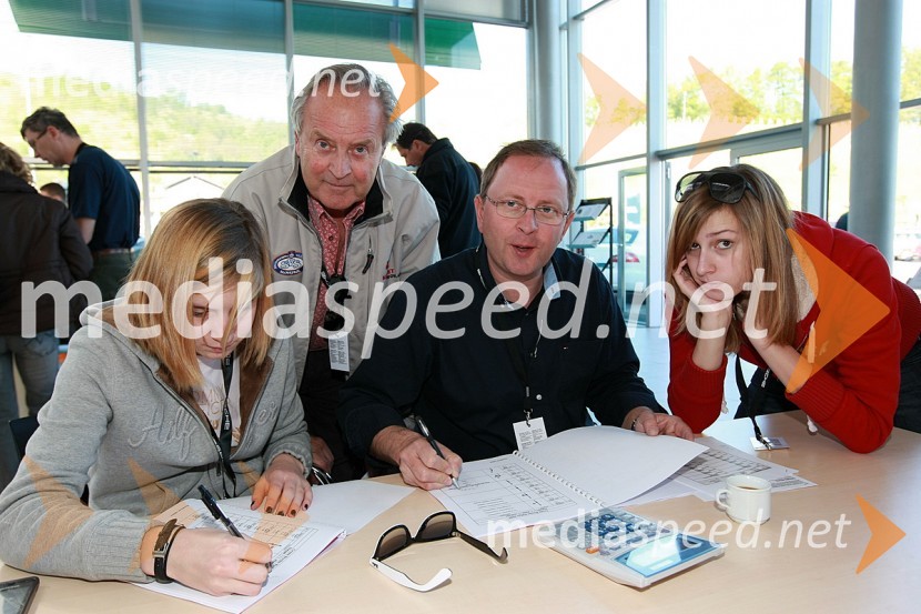 Andrej Malgaj, lastnik podjetja Avtohiša Malgaj, njegov oče Franc Malgaj, ustanovitelj podjetja Avtohiša Malgaj in hčerki Monika ter KatarinaSrečanje članov Porsche klub Slovenija