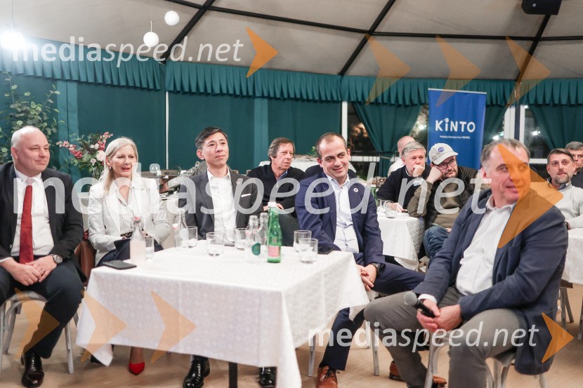  Bernhard Cziesla, direktor poslovnega razvoja, Toyota Financial Services Evropa in Afrika;  ... ;  Yosuke Arai, predsednik in glavni izvršni direktor, Toyota Adria d.o.o.;  Gregor  Mauko, direktor Toyota Slovenija;  Sašo Raosavac, vodja prodaje, Toyota AdriaLetni dogodek Toyota Slovenija