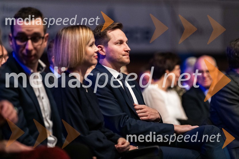  Mojca  Črešnik, arhitekta;  Matija Kovač, župan, MO CeljeDobrodelni koncert Klic dobrote za družine v stiski