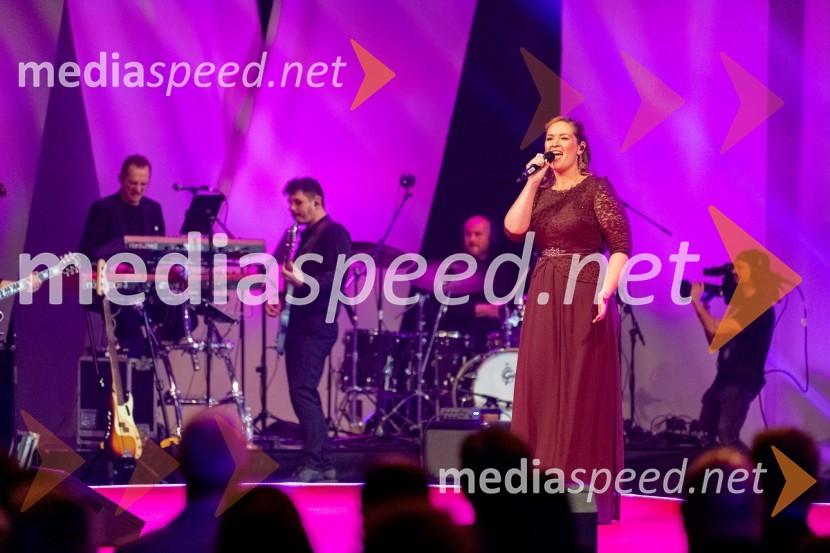  Manca Hribar, pevkaDobrodelni koncert Klic dobrote za družine v stiski