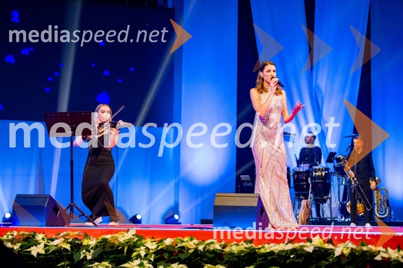  Monika Avsenik, pevkaDobrodelni koncert Klic dobrote za družine v stiski