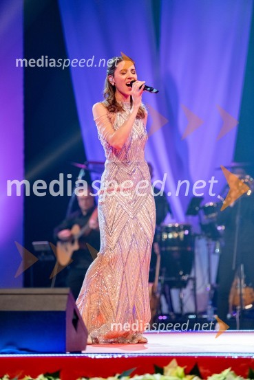  Monika Avsenik, pevkaDobrodelni koncert Klic dobrote za družine v stiski