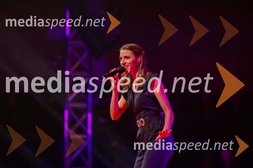  Monika Avsenik, pevkaDobrodelni koncert Klic dobrote za družine v stiski