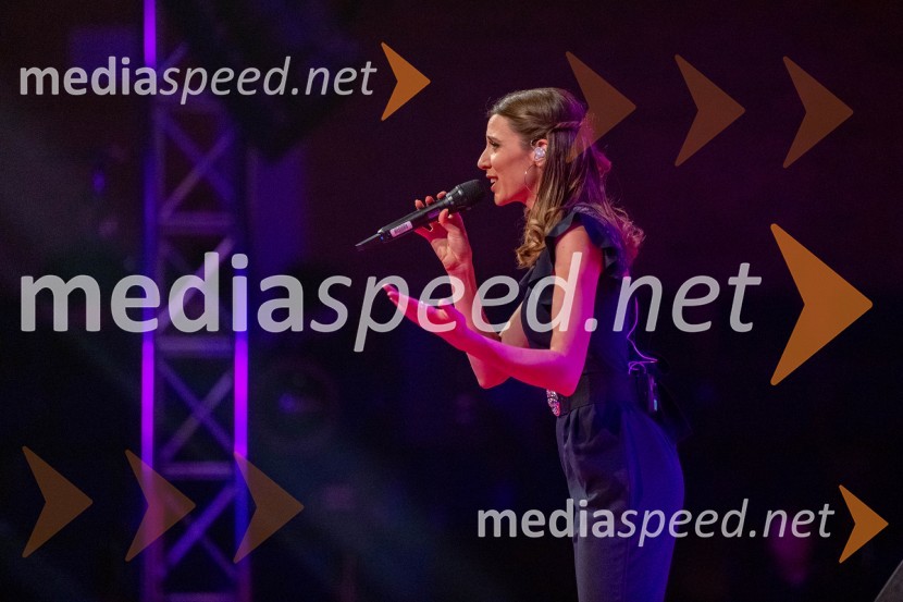  Monika Avsenik, pevkaDobrodelni koncert Klic dobrote za družine v stiski