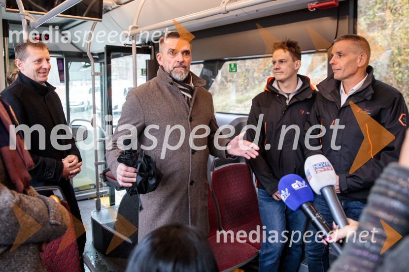  Alex Jan, direktor Gorenjskih elektrarn;  Iztok Jenko, Elektro Gorenjska;  Primož Brejc, vodja projekta; dr. Ivan Šmon, predsednik uprave Elektro GorenjskaV Kranju prenovljena hidroelektrarna Standard