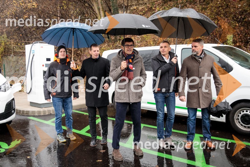  Primož Brejc, vodja projekta;  Alex Jan, direktor Gorenjskih elektrarn;  Matjaž Rakovec, župan Mestne občine Kranj; dr. Ivan Šmon, predsednik uprave Elektro Gorenjska;  Iztok Jenko, Elektro GorenjskaV Kranju prenovljena hidroelektrarna Standard