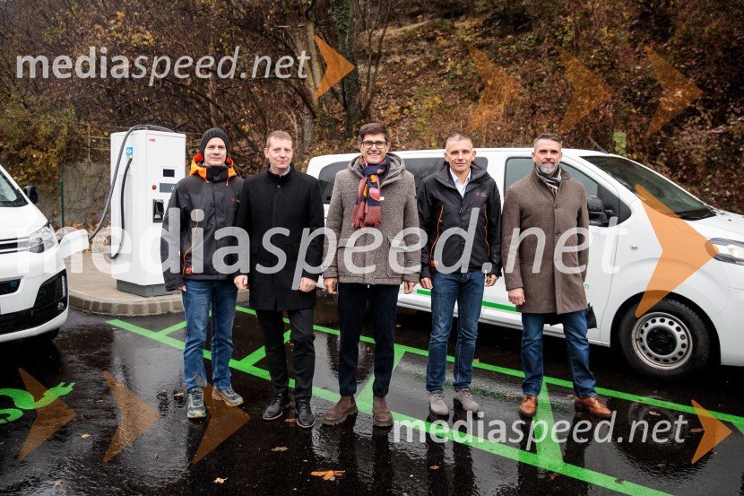  Primož Brejc, vodja projekta;  Alex Jan, direktor Gorenjskih elektrarn;  Matjaž Rakovec, župan Mestne občine Kranj; dr. Ivan Šmon, predsednik uprave Elektro Gorenjska;  Iztok Jenko, Elektro GorenjskaV Kranju prenovljena hidroelektrarna Standard