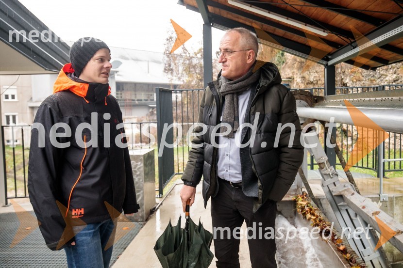  Primož Brejc, vodja projekta;  Bojan Veselinovič, direktor, Slovenska tiskovna agencijaV Kranju prenovljena hidroelektrarna Standard