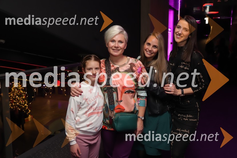  ... ;  Ana  Praznik, voditeljica, pevka Bepop;  Tinkara Fortuna, skupina Bepop;  Alenka  Husič, pevka, skupina Bepop20 let spominov, VIP premiera dokumentarnega filma o plesni šoli Sebastian