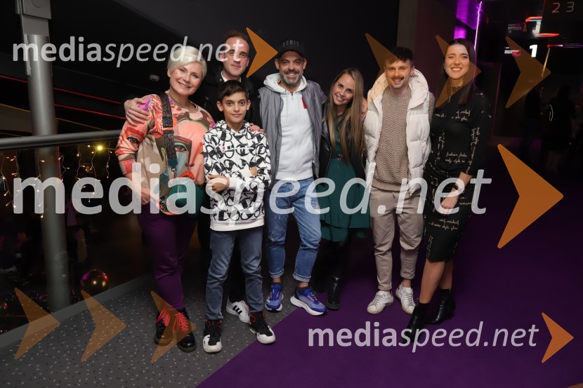  Ana  Praznik, voditeljica, pevka Bepop;  ... ;  ... ;  ... ;  Tinkara Fortuna, skupina Bepop;  ... ;  Alenka  Husič, pevka, skupina Bepop20 let spominov, VIP premiera dokumentarnega filma o plesni šoli Sebastian