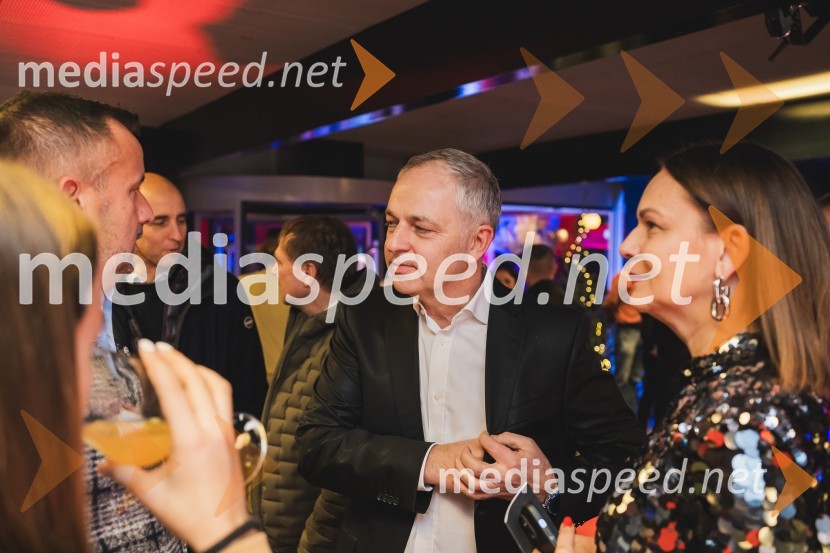  Janko Zrim, revija Citiylife;  Pika  Zrim, urednica spletnega portala citylife.si in modna vplivnica100-letnica blagovne znamke Colmar