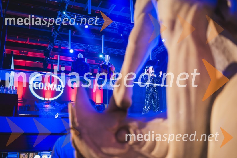  Astrid Kljun, glasbenica100-letnica blagovne znamke Colmar