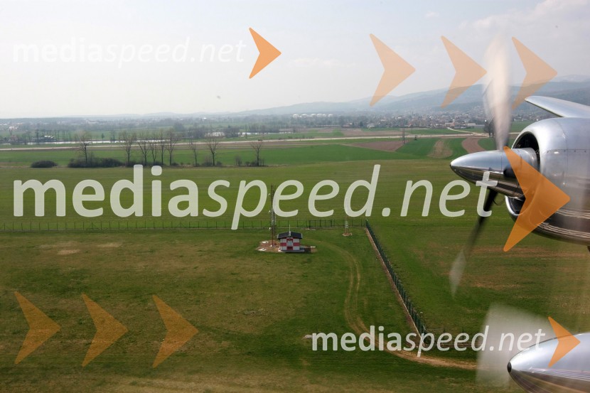 Vremenska postaja, letališče Edvarda Rusjana Maribor (fotografirano iz letala Douglas DC-6B)Maribor in okolica iz zraka