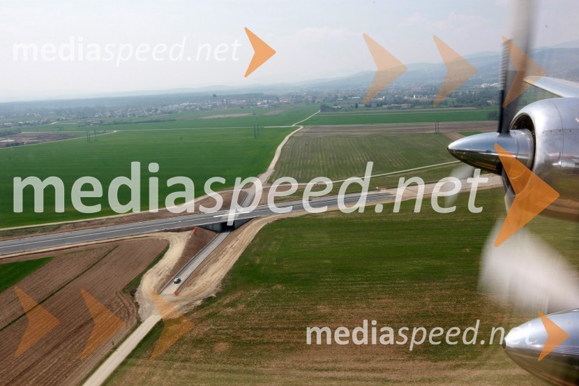 Trasa bodoče avtoceste (fotografirano iz letala Douglas DC-6B)Maribor in okolica iz zraka