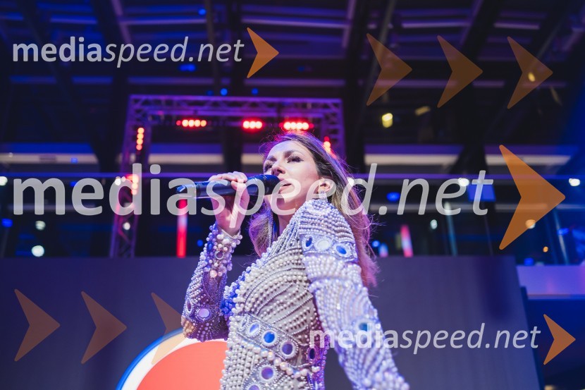  Astrid Kljun, glasbenica100-letnica blagovne znamke Colmar