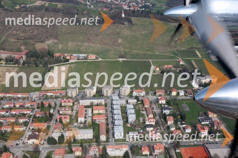 Center mesta Maribor: Kalvarija, gimnazija Antona Martina Slomška - nekdanja Kmetijska fakulteta Univerze v Mariboru, Mladinska ulica, Teniški klub Branik Maribor (fotografirano iz letala Douglas DC-6B)Maribor in okolica iz zraka