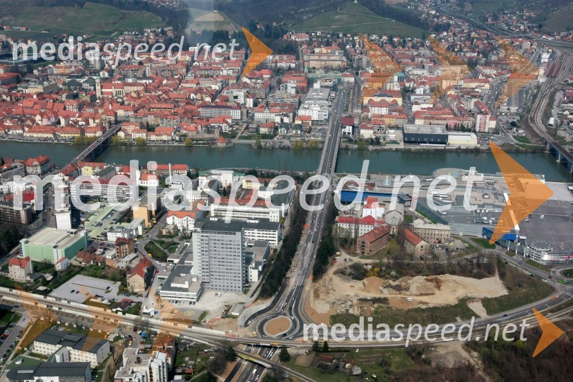 Center mesta Maribor: Mestni vrh, Kalvarija, stadion Ljudski vrt, Lent, center mesta, reka Drava, Stari most, Titov most, Kolosej, železniški most, turbo krožišče, Europark, Mariborski razvojni center, UKC MB (fotografirano iz letala Douglas DC-6B)Maribor in okolica iz zraka