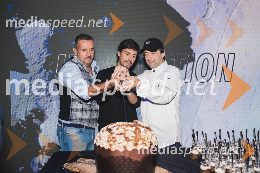  Robert Šterpin, direktor, Bora d.o.o.;  Stefano Colombo, direktor prodaje in marketinga blagovne znamke Colmar;  Tomaž Kavčič, kuharski mojster, Pri Lojzetu, Zemono, podpredsednik BASS100-letnica blagovne znamke Colmar