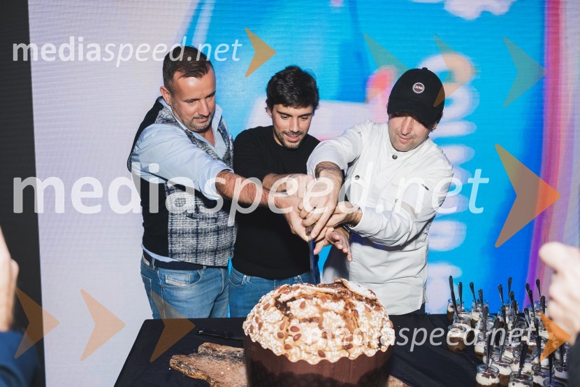  Robert Šterpin, direktor, Bora d.o.o.;  Stefano Colombo, direktor prodaje in marketinga blagovne znamke Colmar;  Tomaž Kavčič, kuharski mojster, Pri Lojzetu, Zemono, podpredsednik BASS100-letnica blagovne znamke Colmar