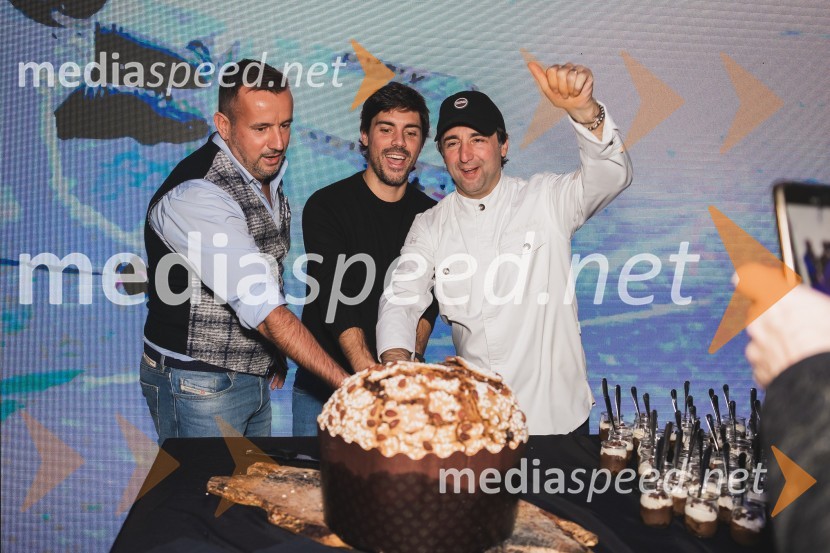  Robert Šterpin, direktor, Bora d.o.o.;  Stefano Colombo, direktor prodaje in marketinga blagovne znamke Colmar;  Tomaž Kavčič, kuharski mojster, Pri Lojzetu, Zemono, podpredsednik BASS100-letnica blagovne znamke Colmar