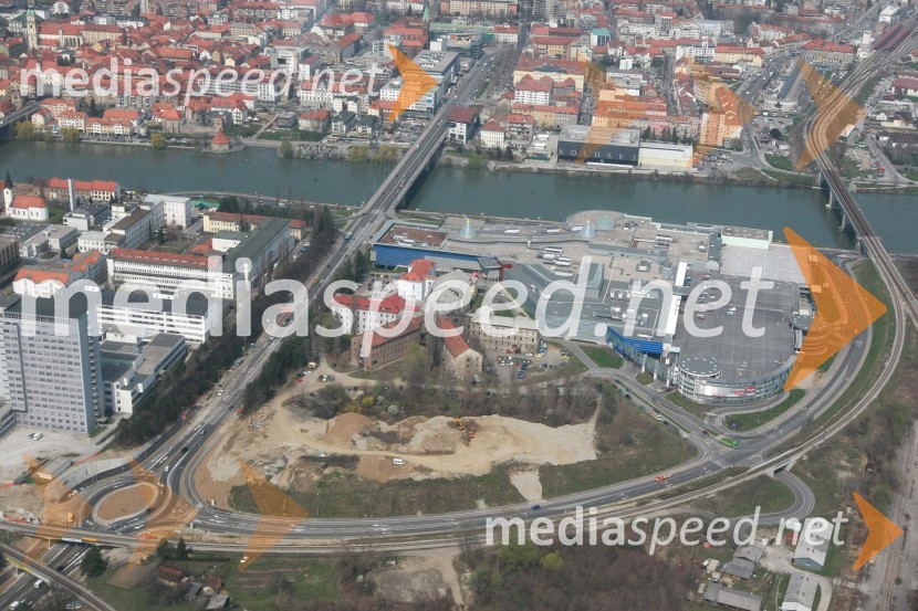 Center mesta Maribor: Lent, center mesta, reka Drava, Titov most, Kolosej, železniški most, turbo krožišče, Europark, Mariborski razvojni center, UKC MB (fotografirano iz letala Douglas DC-6B)Maribor in okolica iz zraka