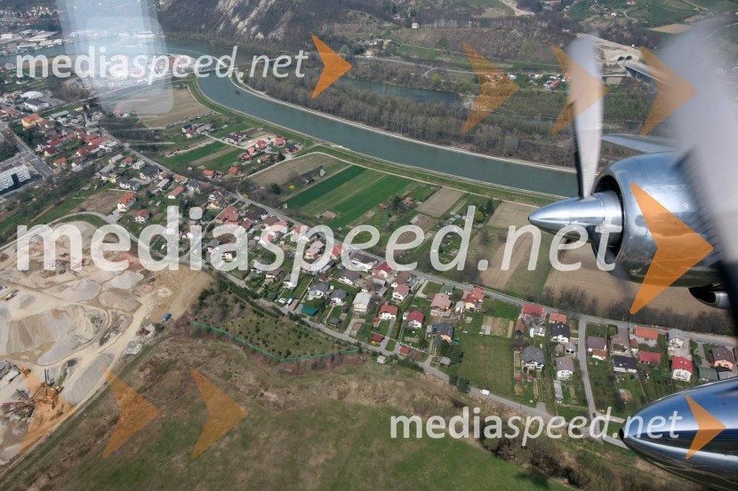 Maribor: kanal reke Drave, stara struga reke Drave, Pobrežje (fotografirano iz letala Douglas DC-6B)Maribor in okolica iz zraka