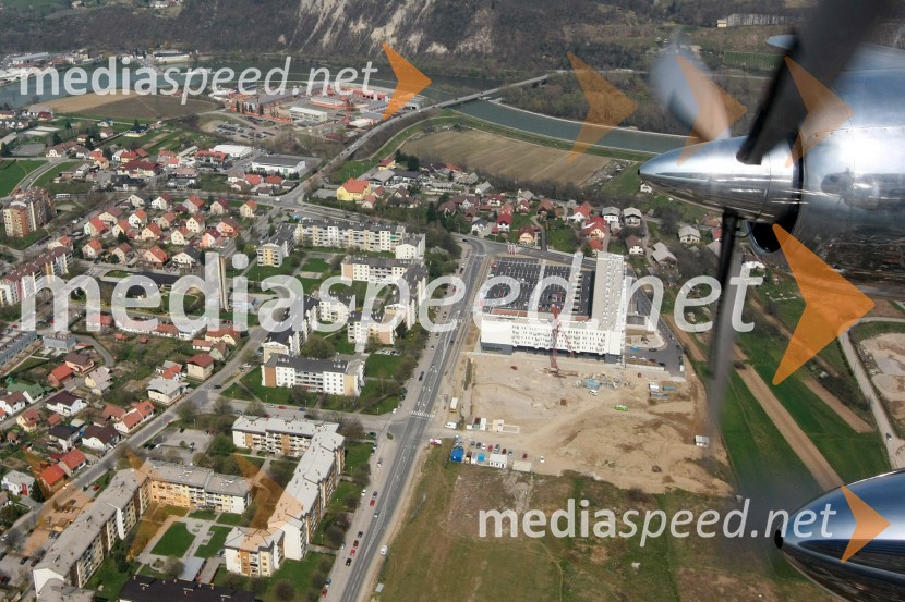 Maribor: kanal reke Drave, stara struga reke Drave, Malečniški most, Pobrežje (fotografirano iz letala Douglas DC-6B)Maribor in okolica iz zraka
